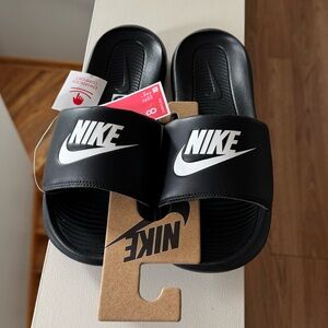 Brand new “Nike “(Victory one slide)unisex slippers.Men’s size-8,women’s-9.Black